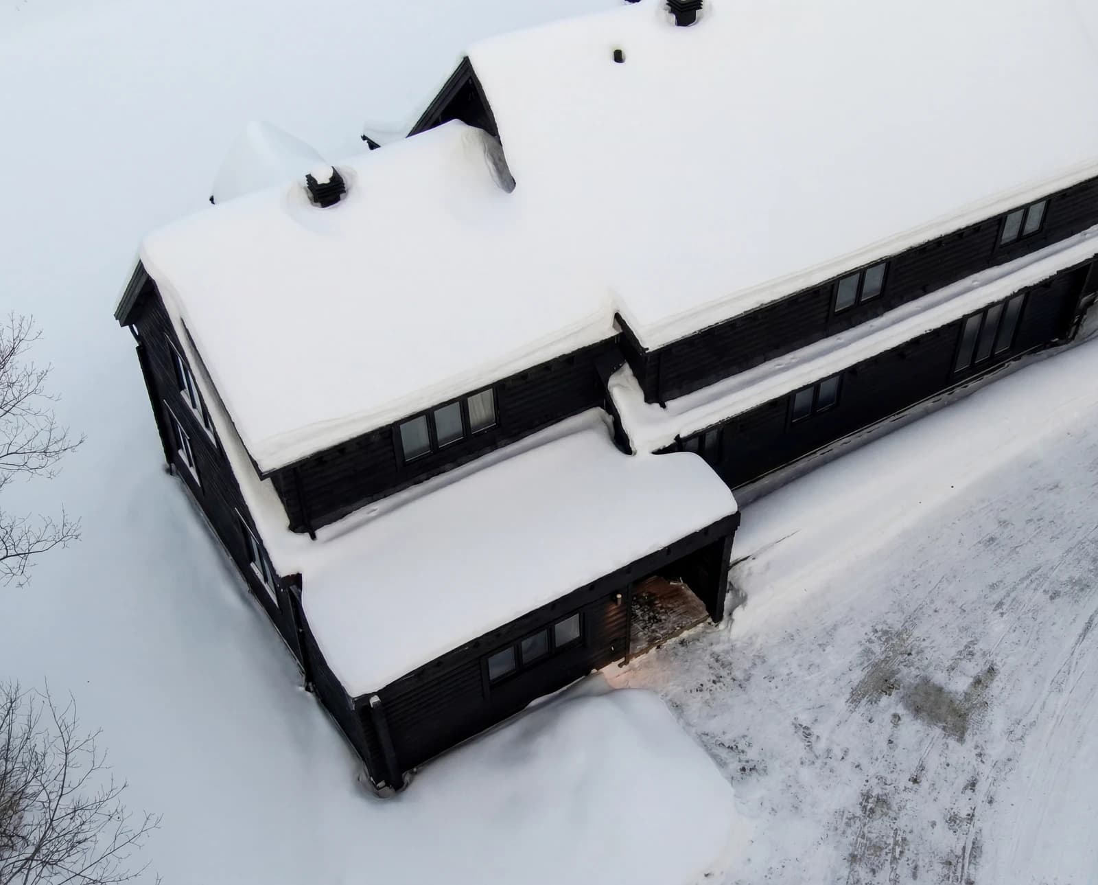 Vue aérienne de la résidence noire sous la neige profonde en hiver