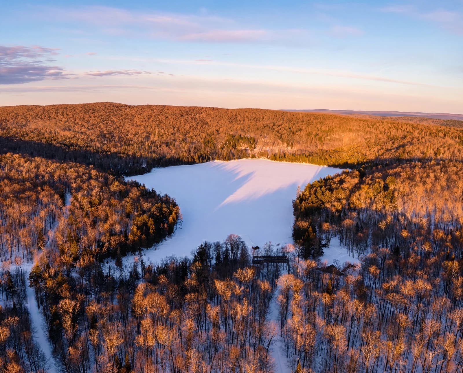 Panorama du lac gelé à l'heure dorée, vue aérienne